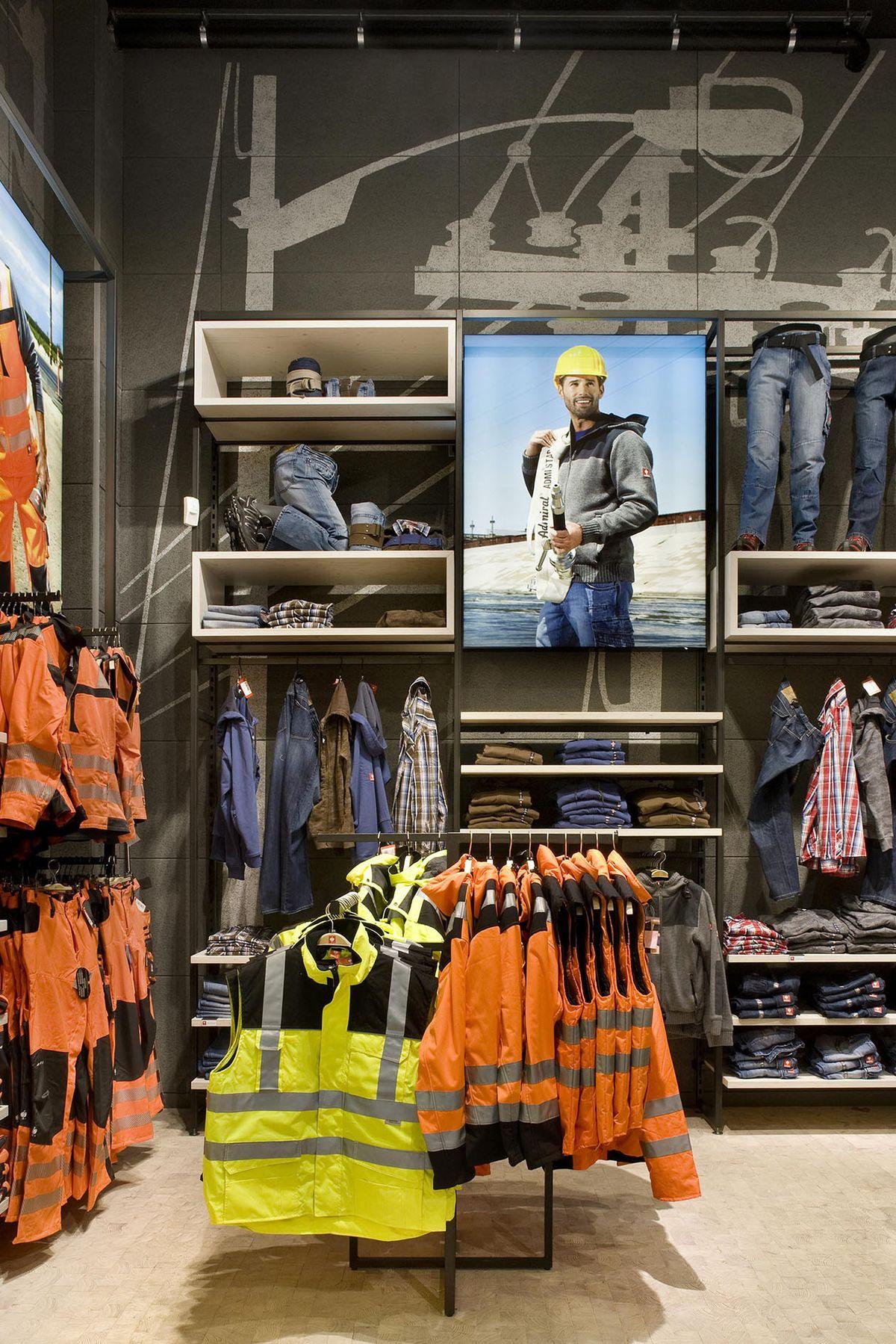 Equipo Kitex Uniformes en planta de producción